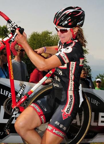 Amy Dombroski (Richard Sachs-RGM) lifting her bike over the barriers.