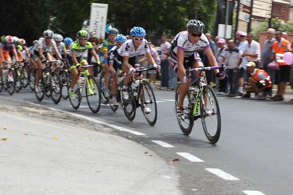Olga Zabelinskaya (Diadora Pasta Zara) makes life hard for the bunch
