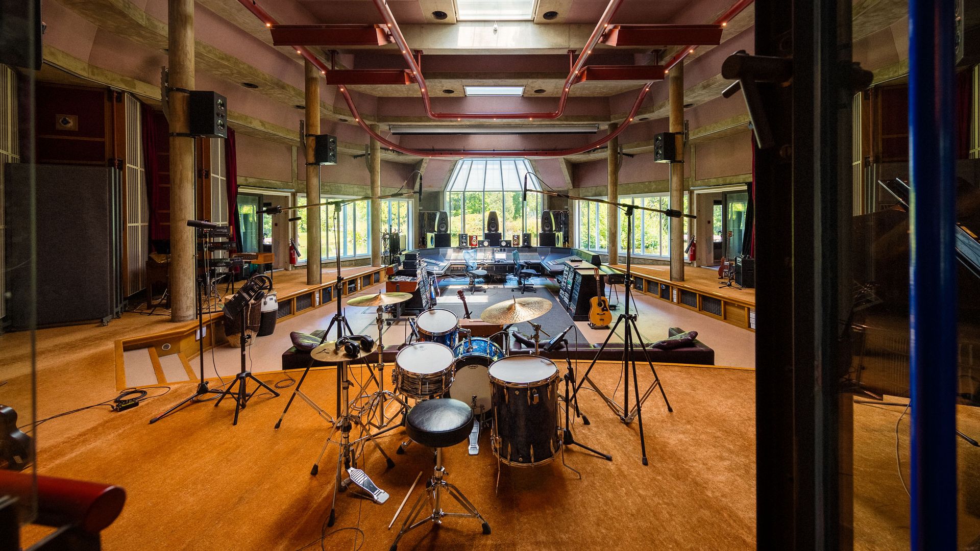 Studio how. Real World Studios Peter Gabriel. Студия Питера Гэбриэла. Студия World. Студия звукозаписи Питер Гэбриэл