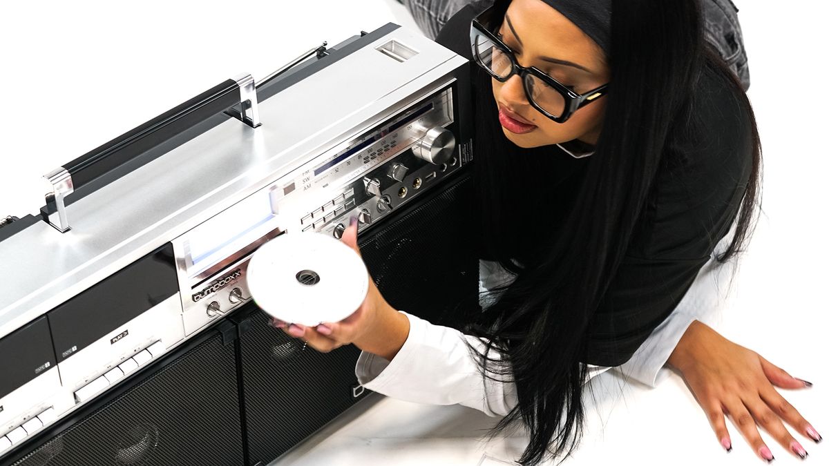 The Bumpboxx BB-777 boom box.