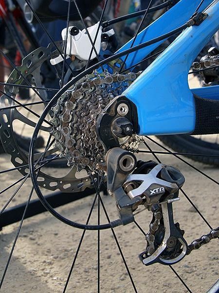 A mid-cage XTR rear derailleur and road-sized cassette keep things nice and tight.