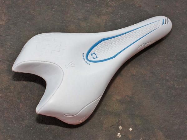 The sharp V-shaped cutout at the rear can snag clothing during steep downhills when mountain biking or during 'cross remounts.