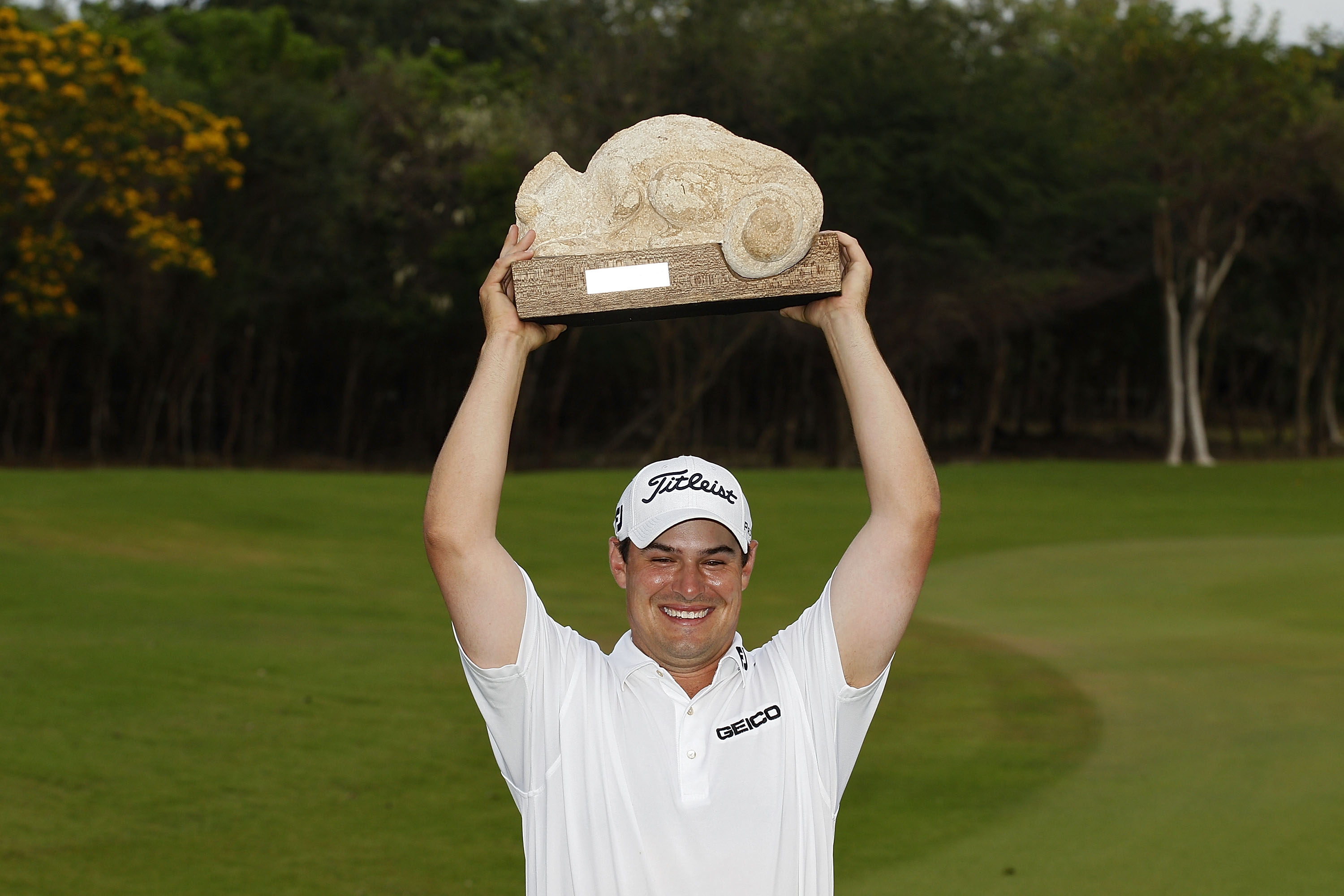 Johnson Wagner holding up the iconic Mayakoba Golf Classic trophy after his win in 2011