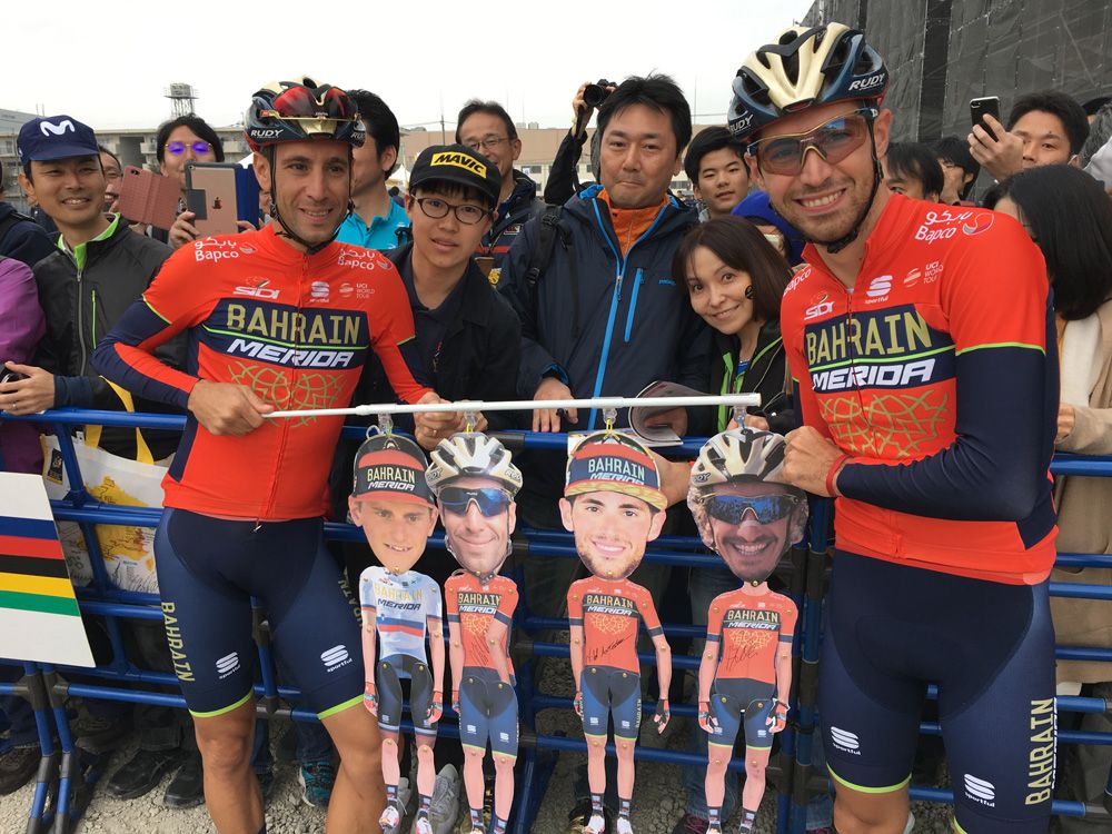 Vincenzo and Antonio Nibali pose with fans at the Saitama criterium