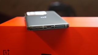 OnePlus 10 Pro sivusta kuvattuna punaisen myyntilaatikon päällä
