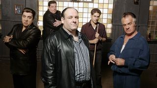 En promobild för HBO Max-serien The Sopranos, där några av huvudkaraktärerna poserar för kameran och ser allmänt tuffa ut.
