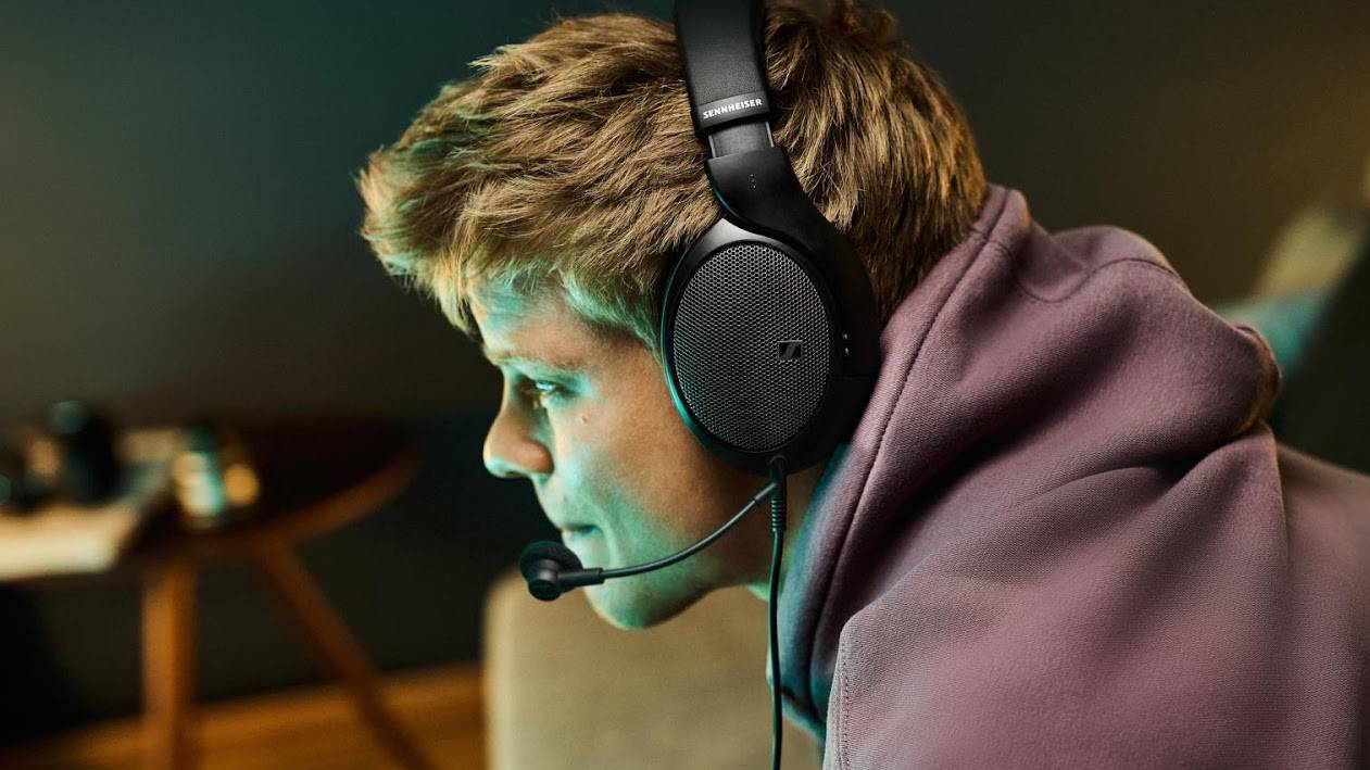 The Sennheiser HD 500 BAM microphone being worn by a man with a Sennheiser pair of headphones