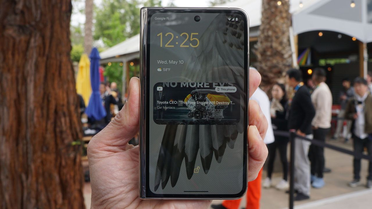 Google Pixel Fold outside screen