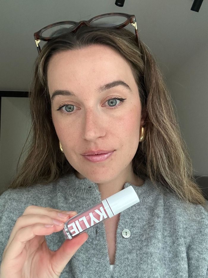 La giovane beauty editor Grace Lindsay prova un prodotto volumizzante per le labbra di Kylie Cosmetics