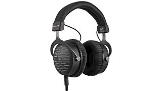 Beyerdynamic DT 1990 Pro over-ear hovedtelefoner i sort på en hvid baggrund