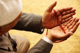 hands holding Islam prayer beads.