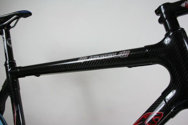 The tapered top tube maintains its teardrop shape throughout its length but narrows towards the seat tube joint