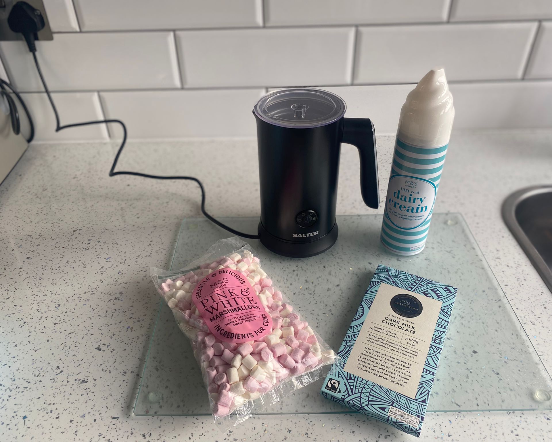 Salter Hot Chocolate Maker dengan marshmallow mini dan dark milk chocolate dari M&S