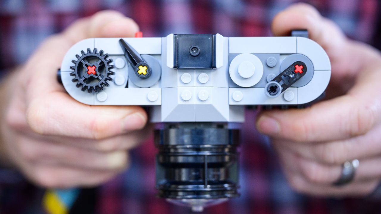 Lego Retro camera in the hand, top plate details