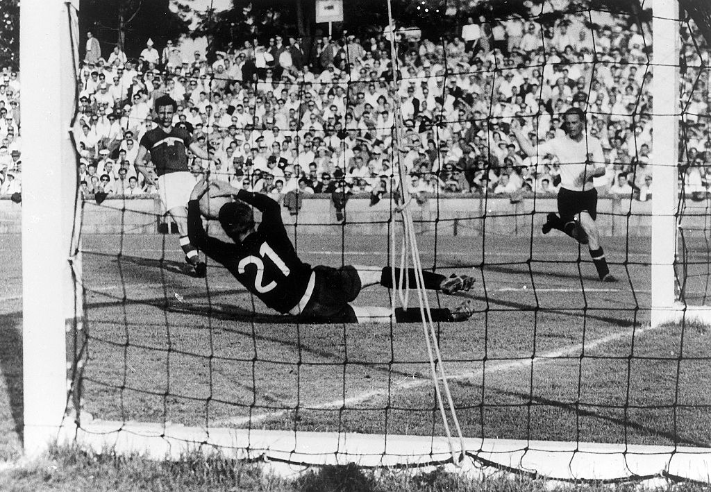 (Eingeschr&amp;auml;nkte Rechte f&amp;uuml;r bestimmte redaktionelle Kunden in Deutschland. Limited rights for specific editorial clients in Germany.) 1954 FIFA World Cup in Switzerland First round, Group 3 in Zurich: Austria 5 - 0 Czechoslovakia (4 - 0) Scene of the match before the Czechoslovakian goal - (Photo by ullstein bild/ullstein bild via Getty Images)