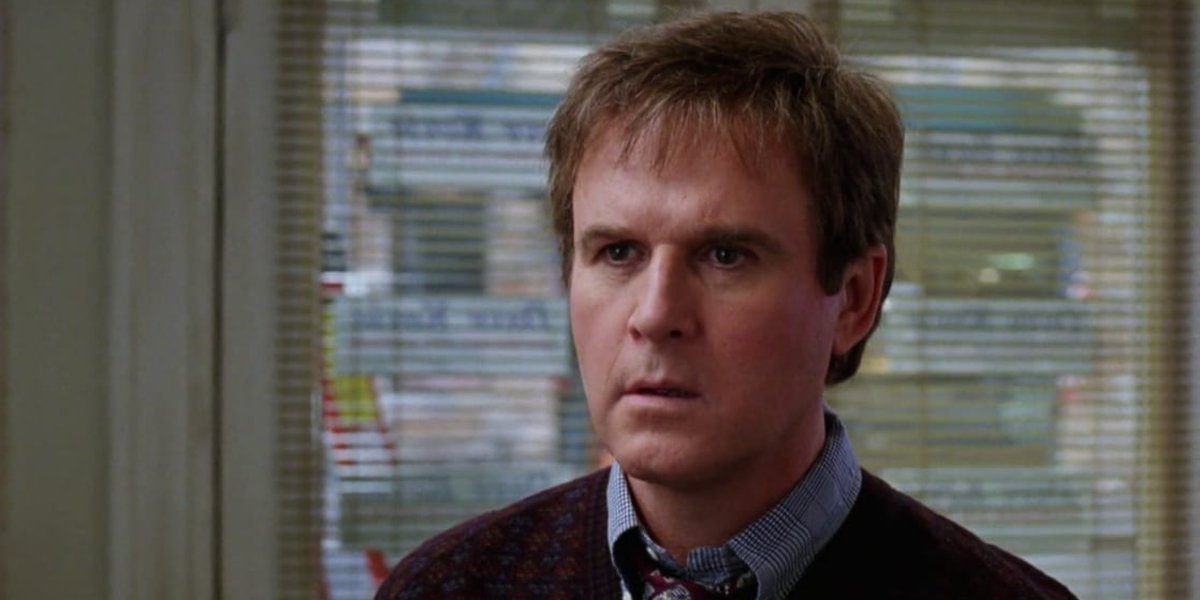 Charles Grodin standing with a slightly confused face in Dave.