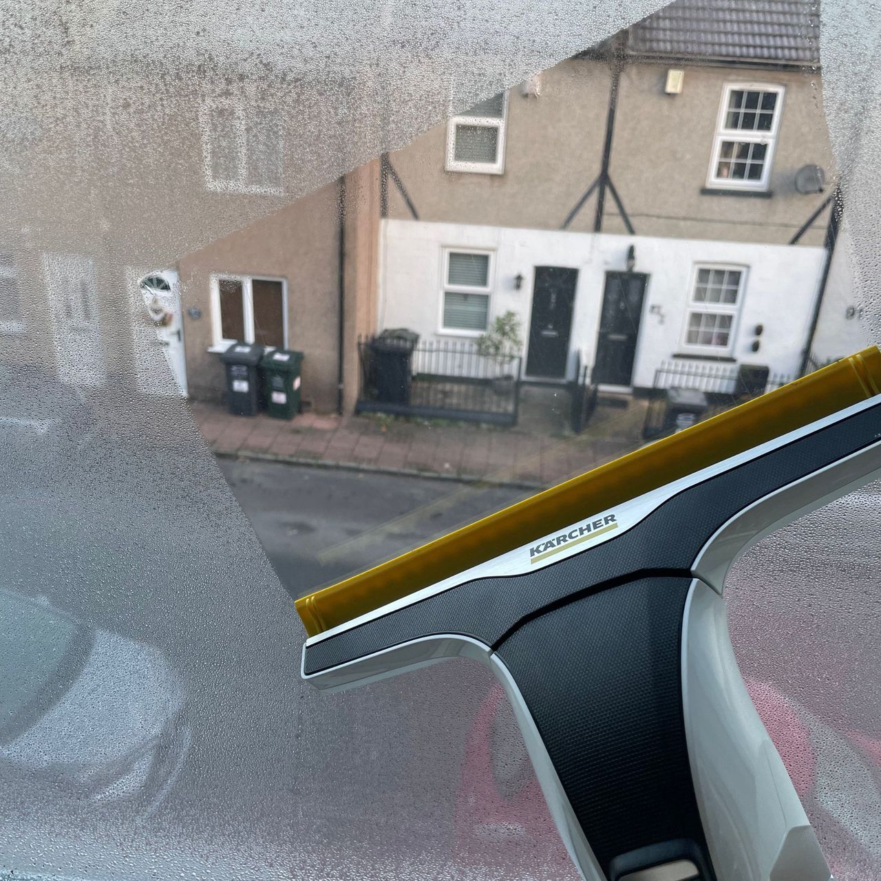 Using the Karcher window vacuum on a window with condensation