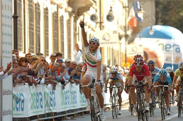 Filippo Pozzato (Katusha) claims victory.