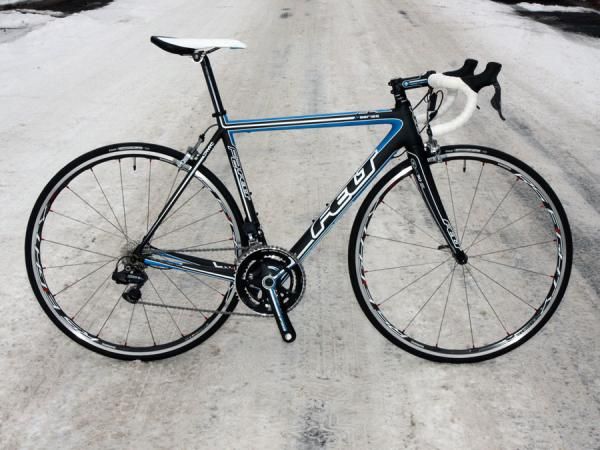 Felt's second-tier F2 uses nearly identical frame as the F1 flagship plus the same Dura-Ace Di2 shifting bits but a few parts substitutions lop US$5,000 off the price while adding just 0.5kg.