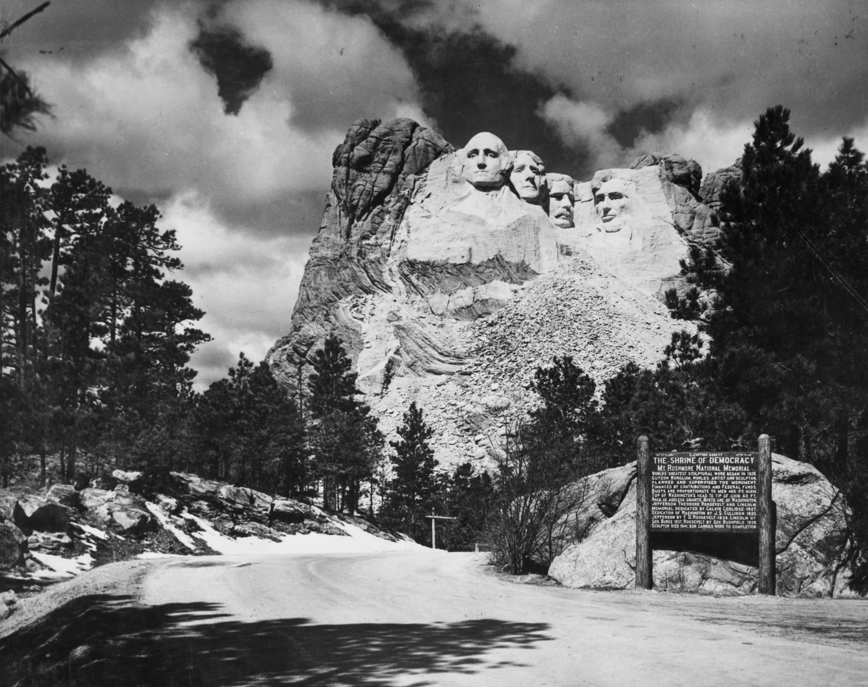 Nationals' presidential mascots pay visit to Mount Rushmore