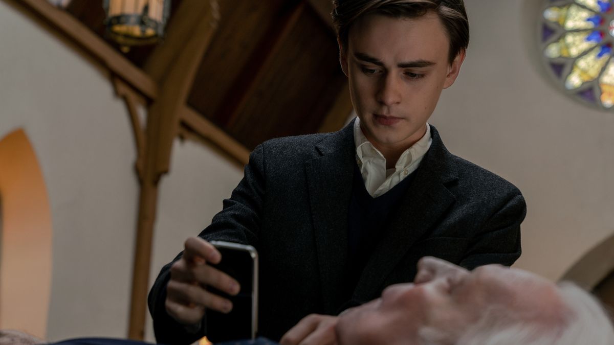 Jaeden Martell and Donald Sutherland in Mr. Harrigan&#039;s Phone