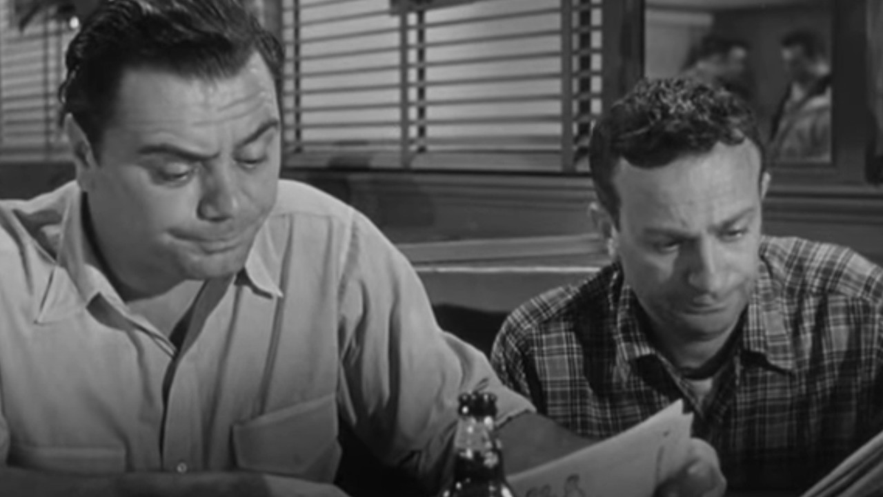 Ernest Borgnine Marty'deki makaleyi okuyor