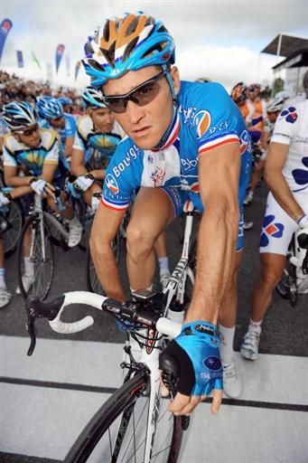 Thomas Voeckler (BBox Bouygues Telecom) makes some final adjustments before the start of the GP Ouest France
