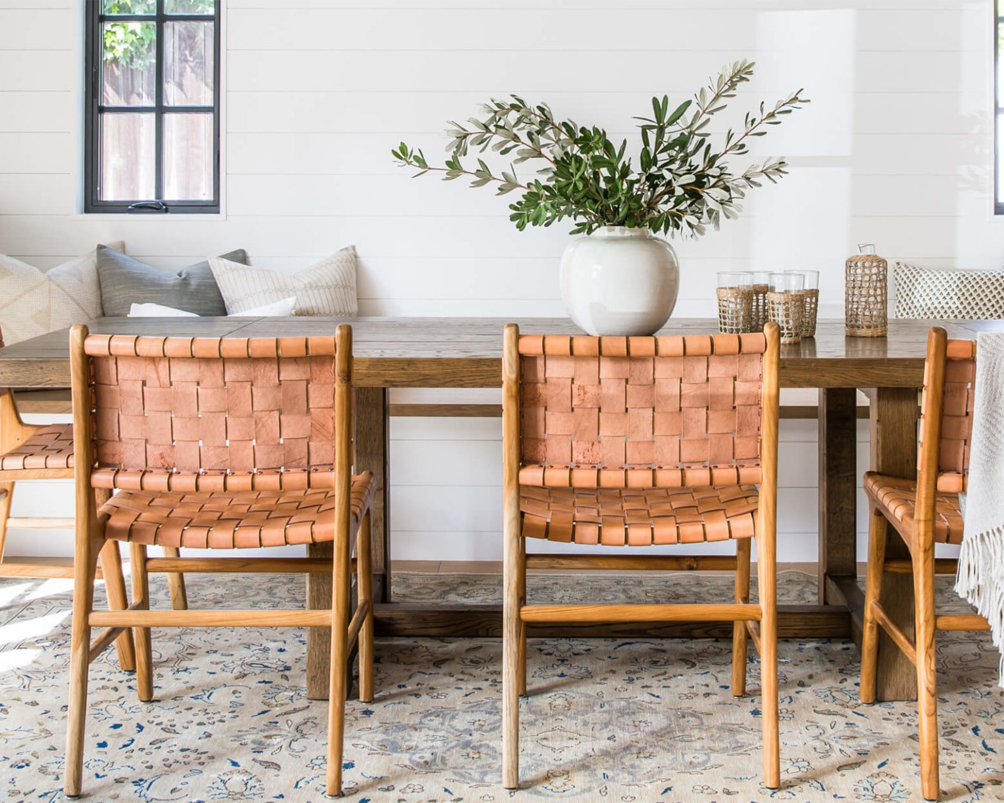 Modern farmhouse dining area by Linye Galloway