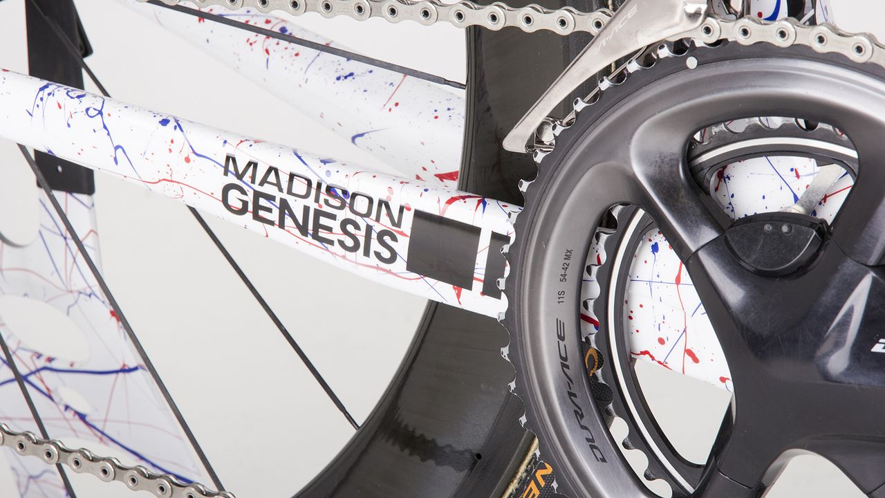 Swift's initial build includes 54/42 chainrings