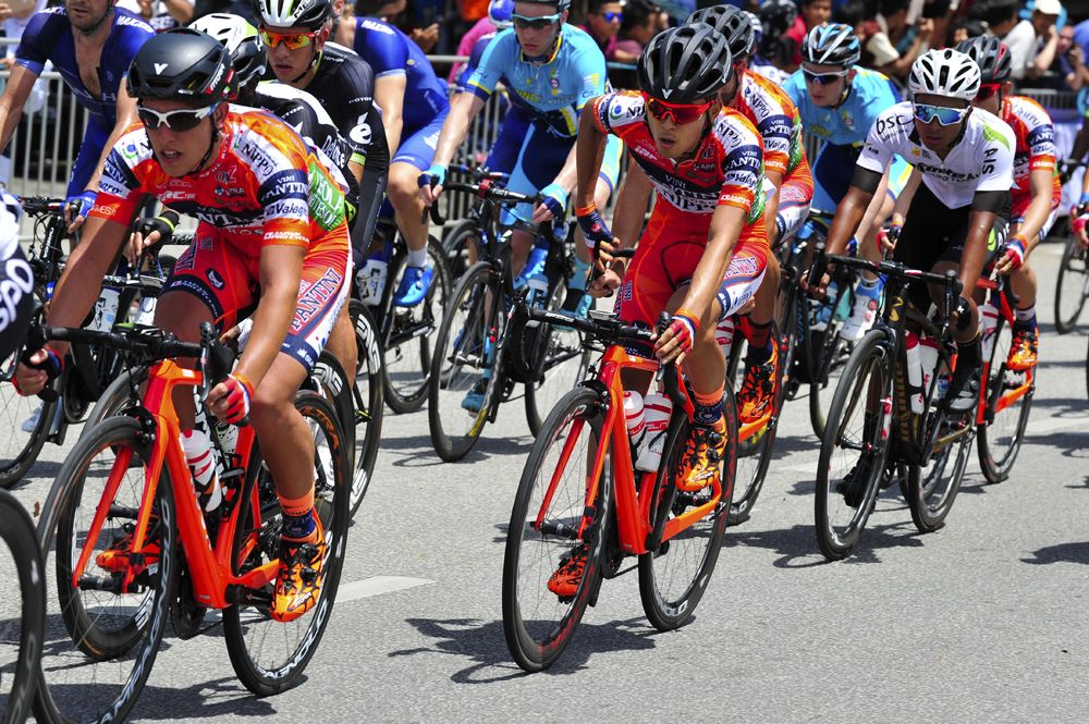 The Nippo-Vini Fantini team helped with the chase