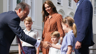 Prince George, Princess Charlotte and Prince Louis (C), accompanied by their parents the Prince William, Duke of Cambridge and Catherine, Duchess of Cambridge, are greeted by Headmaster Jonathan Perry as they arrive for a settling in afternoon at Lambrook School, near Ascot on September 7, 2022 in Bracknell, England