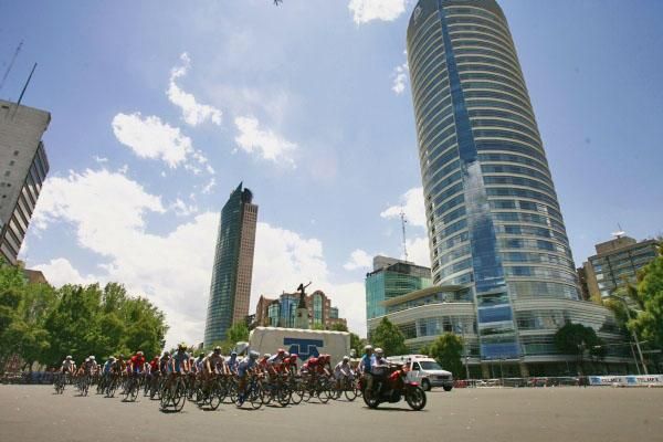 The final stage gets underway through the neutral zone.
