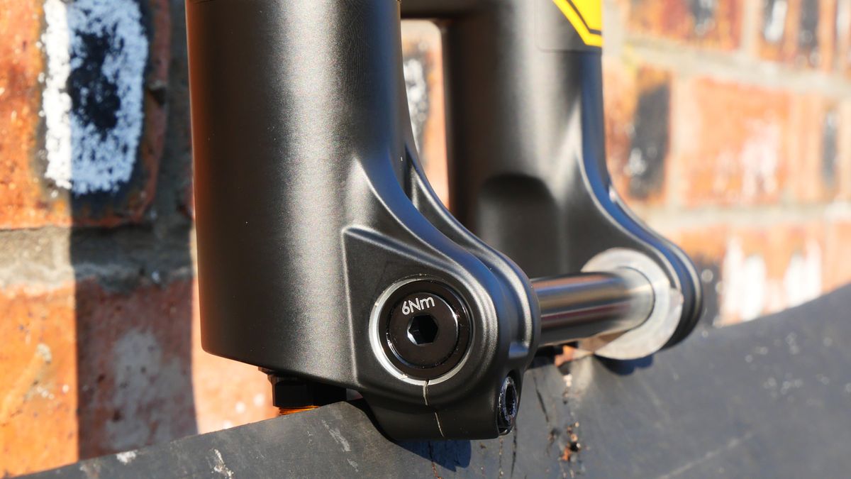 &Ouml;hlins RXF34 m.2 pinch bolt around the axle