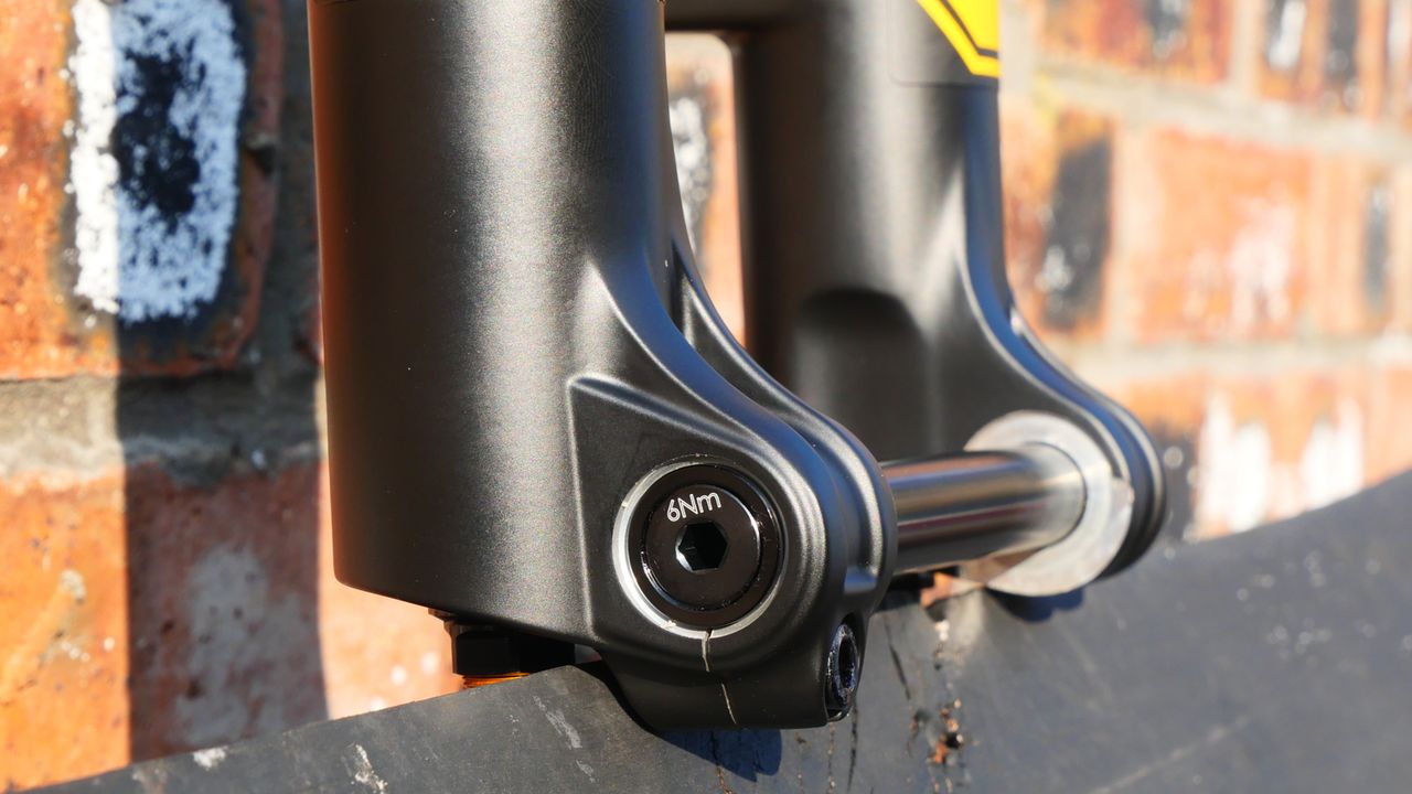 &Ouml;hlins RXF34 m.2 pinch bolt around the axle