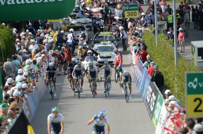 Matt Goss gets a push from his teammate Cameron Meyer