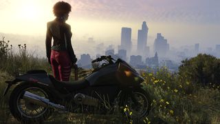 Femme debout près d'une moto surplombant une ville