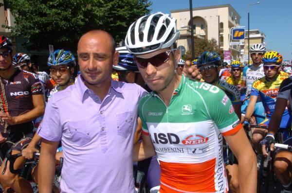 Italian champions past and present: Paolo Bettini and Giovanni Visconti before the start.