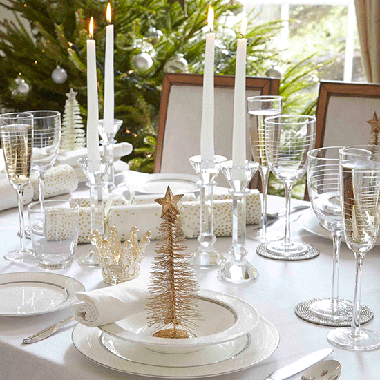 gold christmas setting with dinner plates and drink glasses