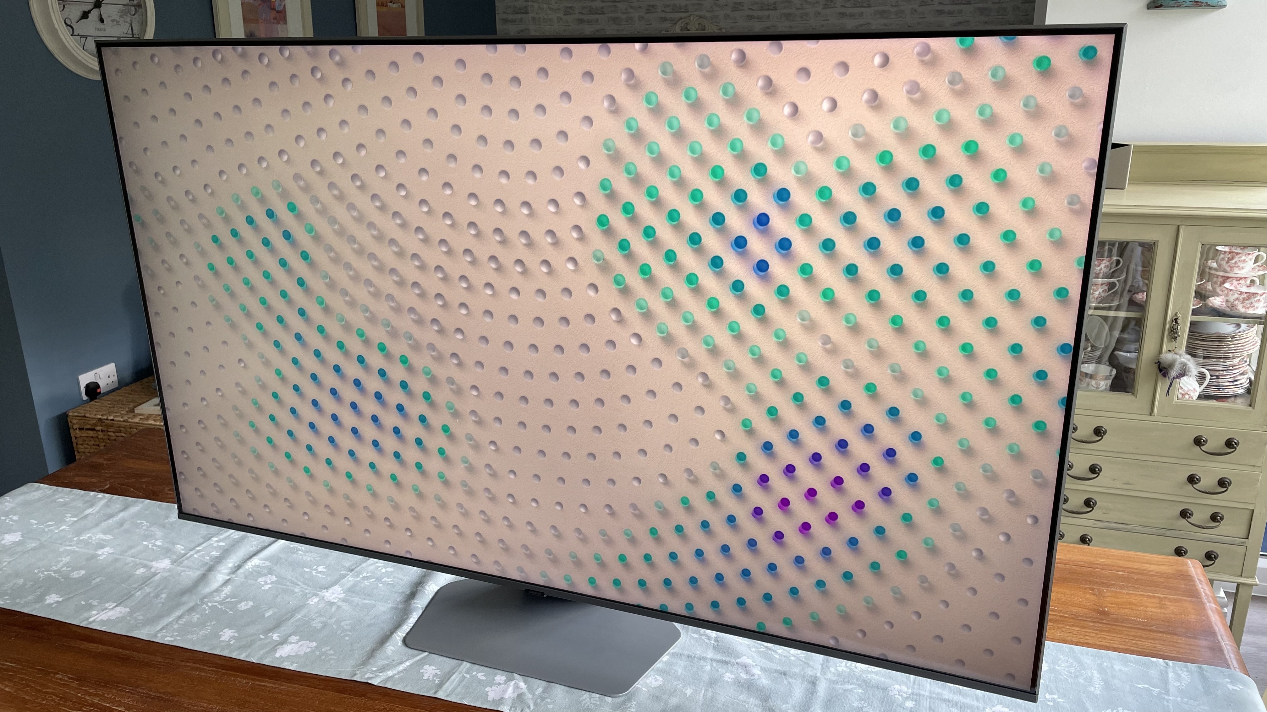 Samsung Q80D showing abstract image onscreen
