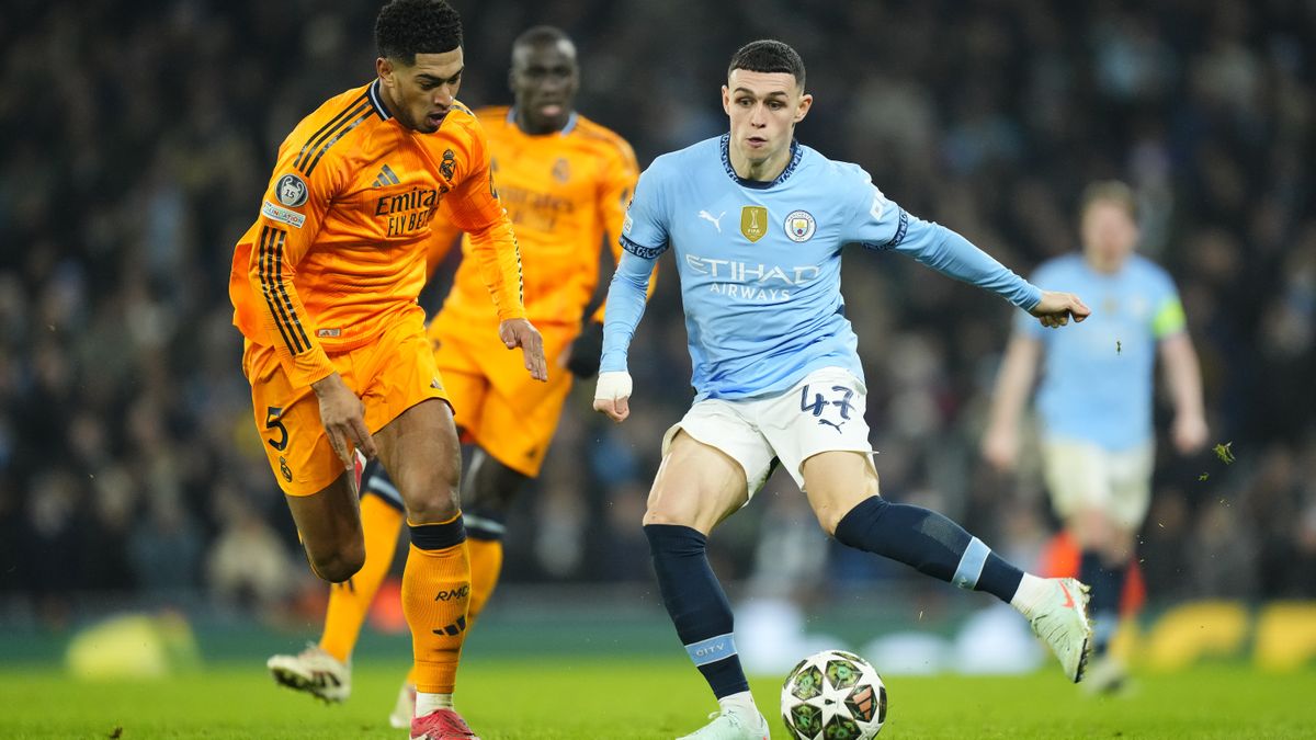 Jude Bellingham of Real Madrid and Phil Foden of Man City battle for the ball during Man City vs Real Madrid in the Champions League