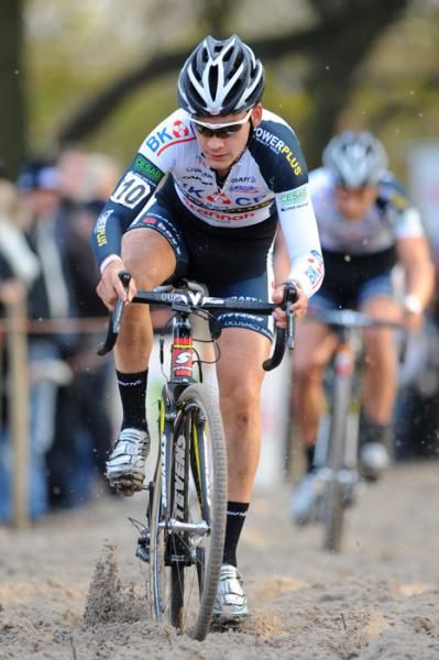 Gianni Vermeersch powers through the sand.