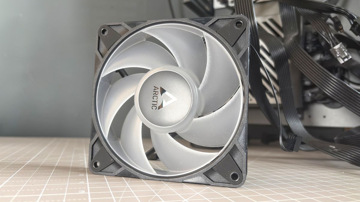 An Arctic Freezer 36-S on a desk and installed in a gaming PC, with the Freezer 36 nearby.