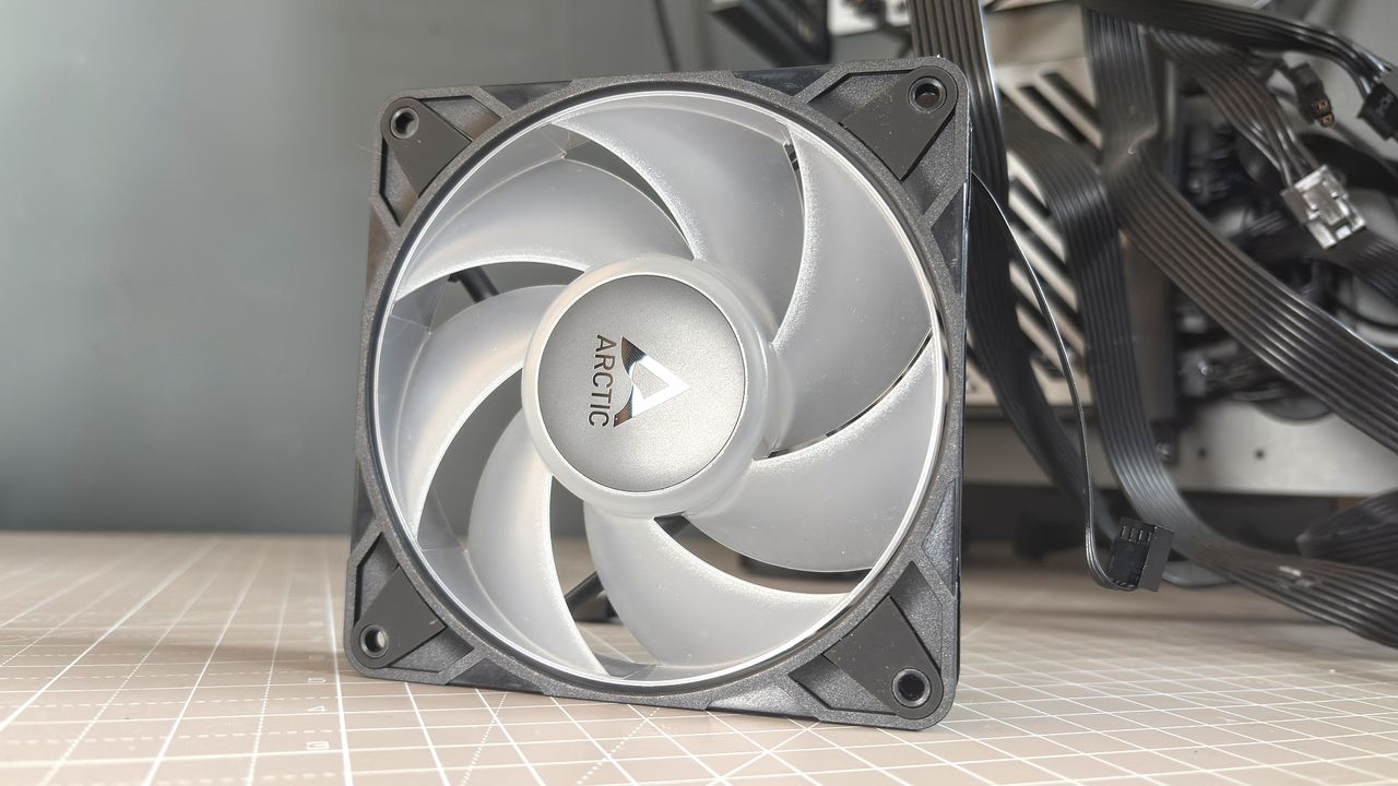 An Arctic Freezer 36-S on a desk and installed in a gaming PC, with the Freezer 36 nearby.
