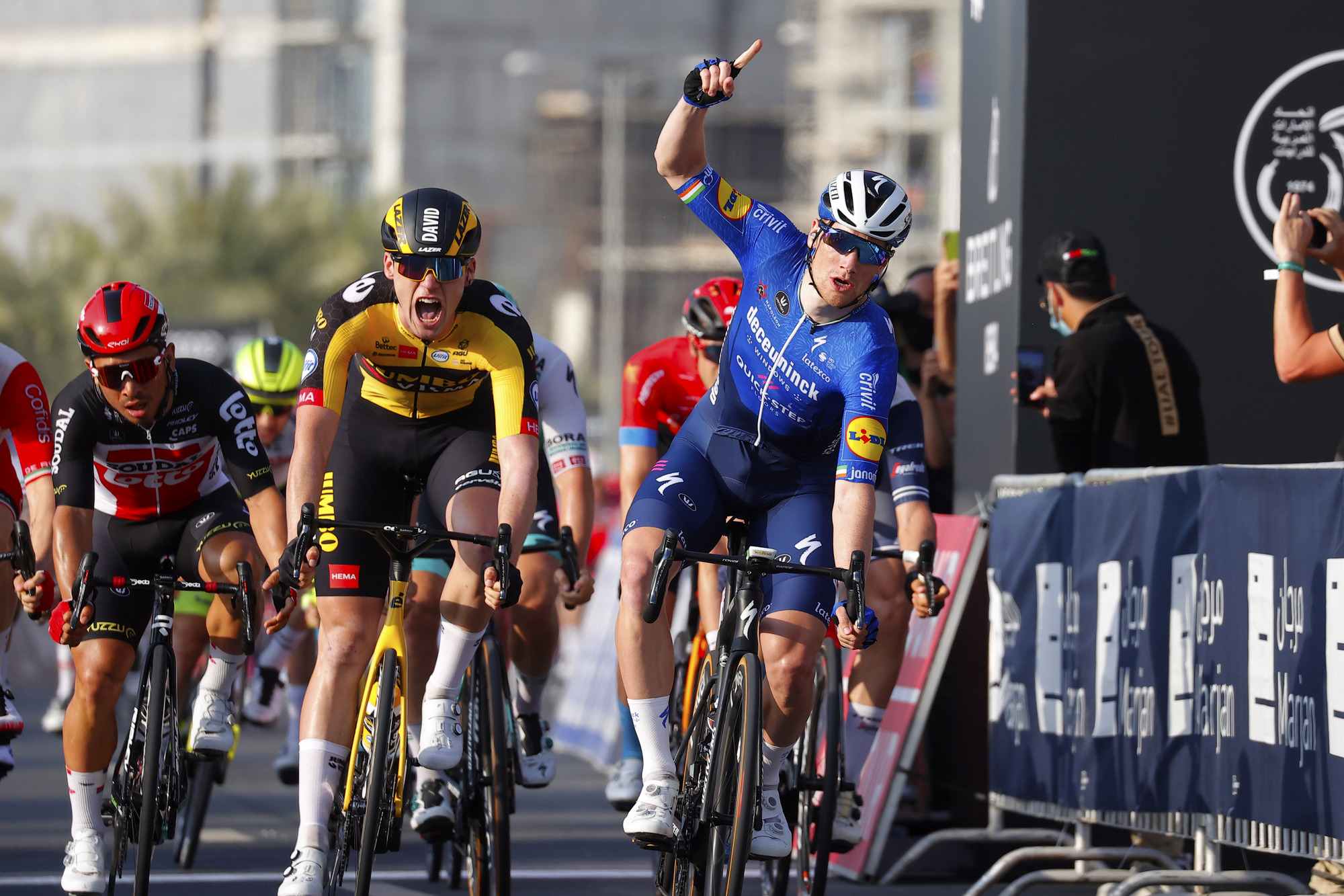 Sam Bennett (Deceuninck-QuickStep) managed to hold off an impressive David Dekker (Jumbo-Visma) in the sprint