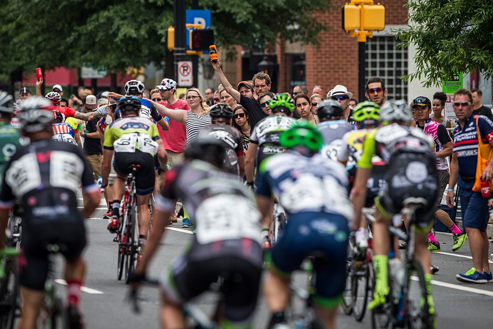 The men&rsquo;s field heads through the feed zone
