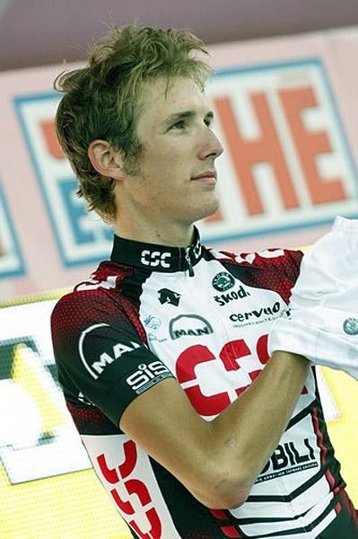 Schleck waves to the crowd from the best young rider podium