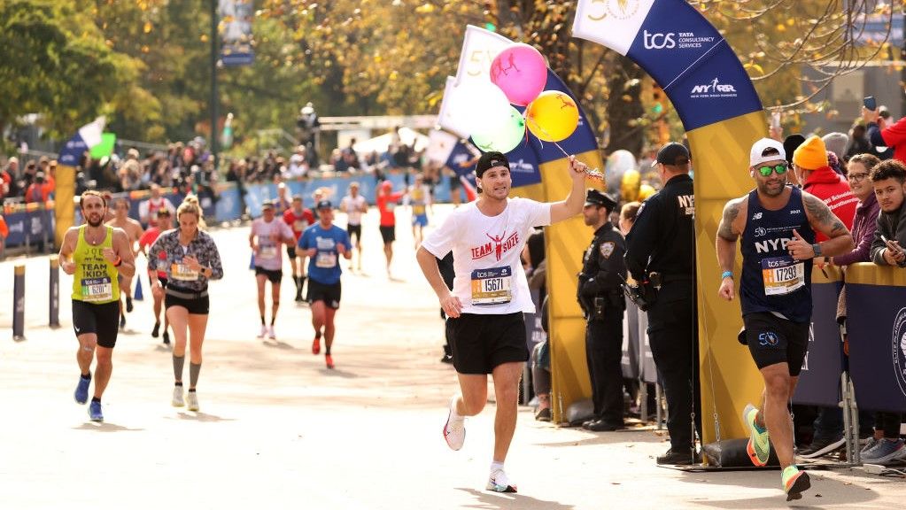 a man running the NYC marathon 