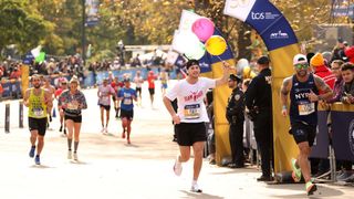 a man running the NYC marathon 