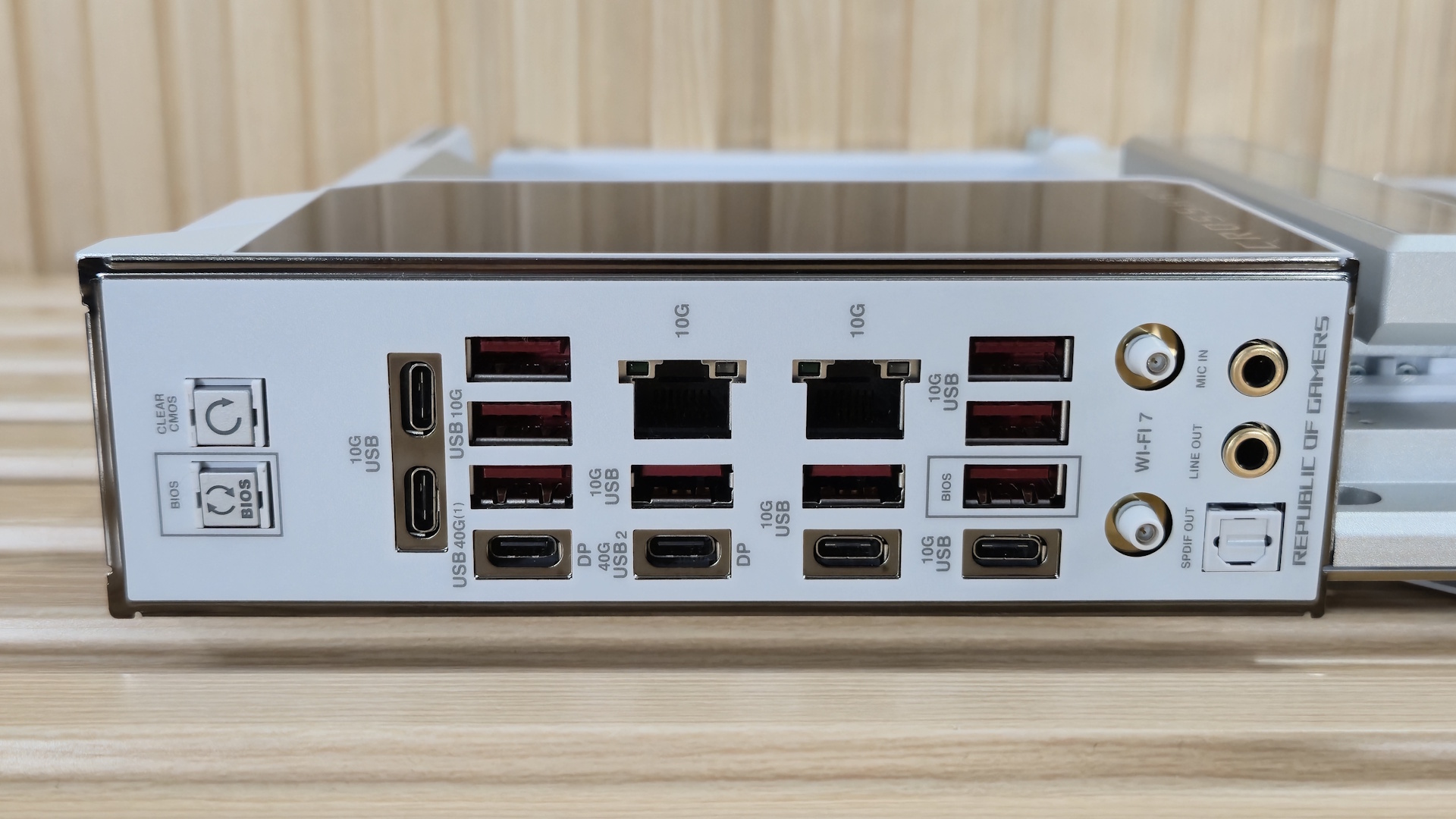 Asus ROG Crosshair X870E Glacial - Rear IO