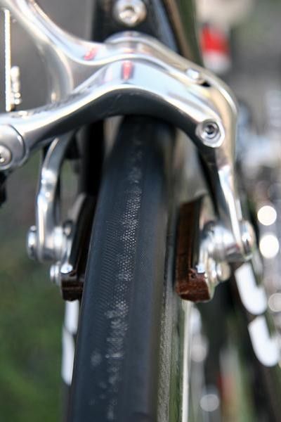 Tight tolerances between the brake pads and the rear disc wheel.